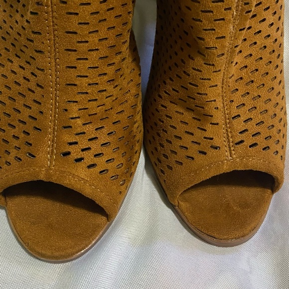 Soho Camel colored peep toe booties Sz 9 - Picture 6 of 11